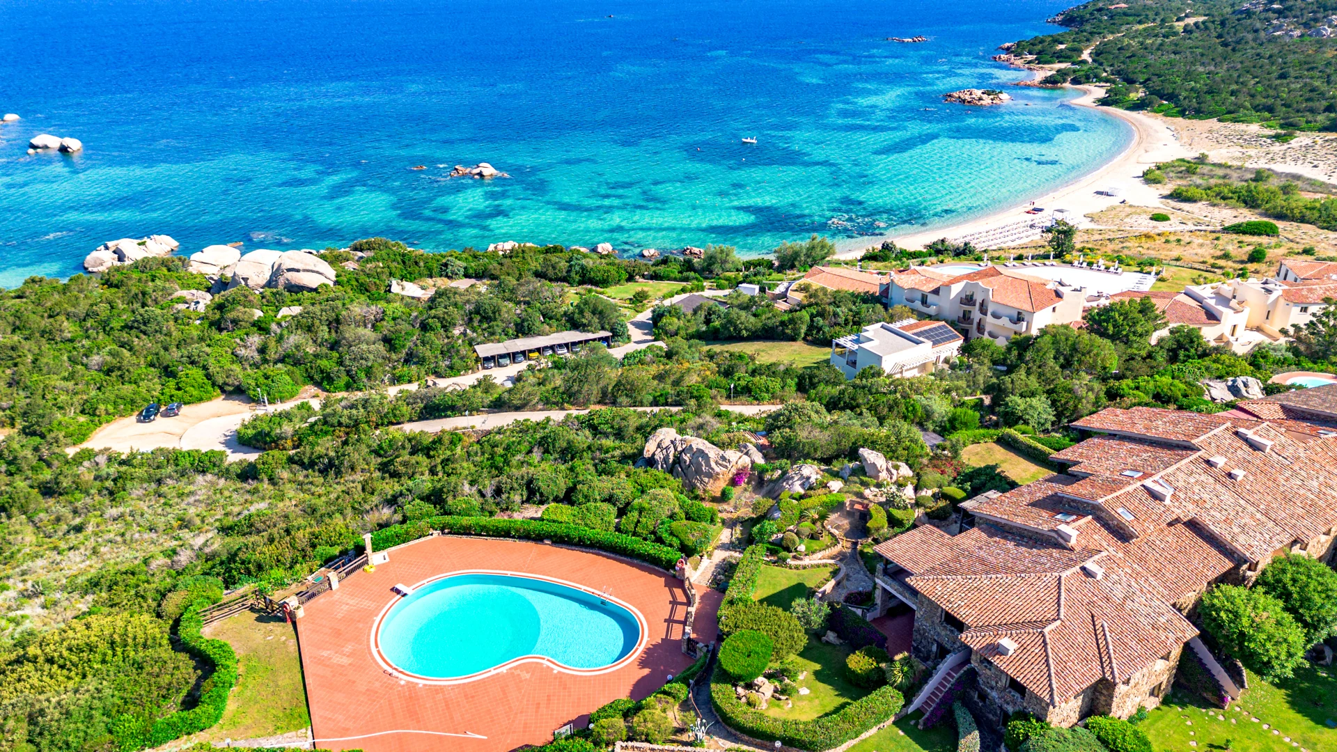 Piscina e costa, vista aerea