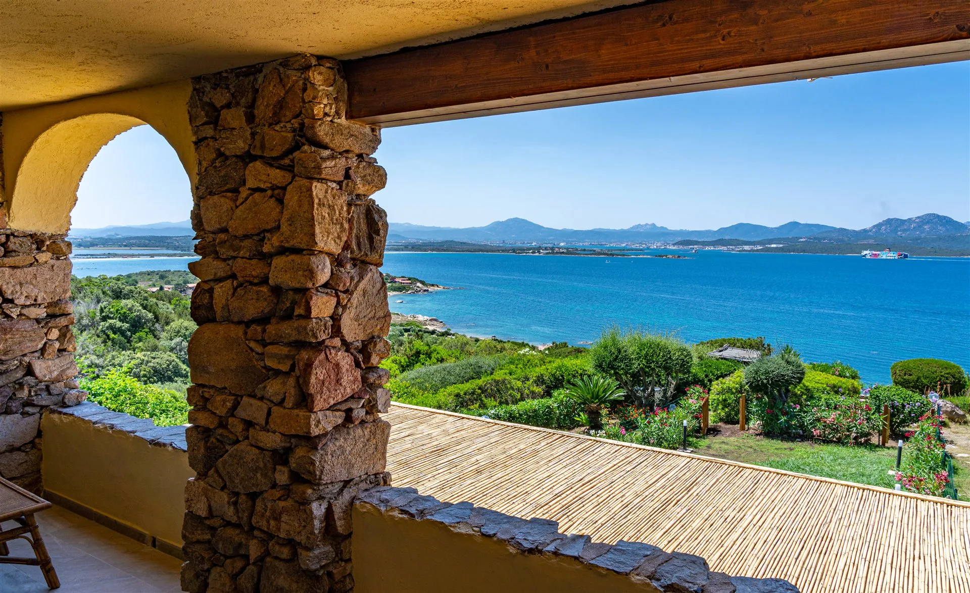 Arco in pietra della veranda e panorama sul mare